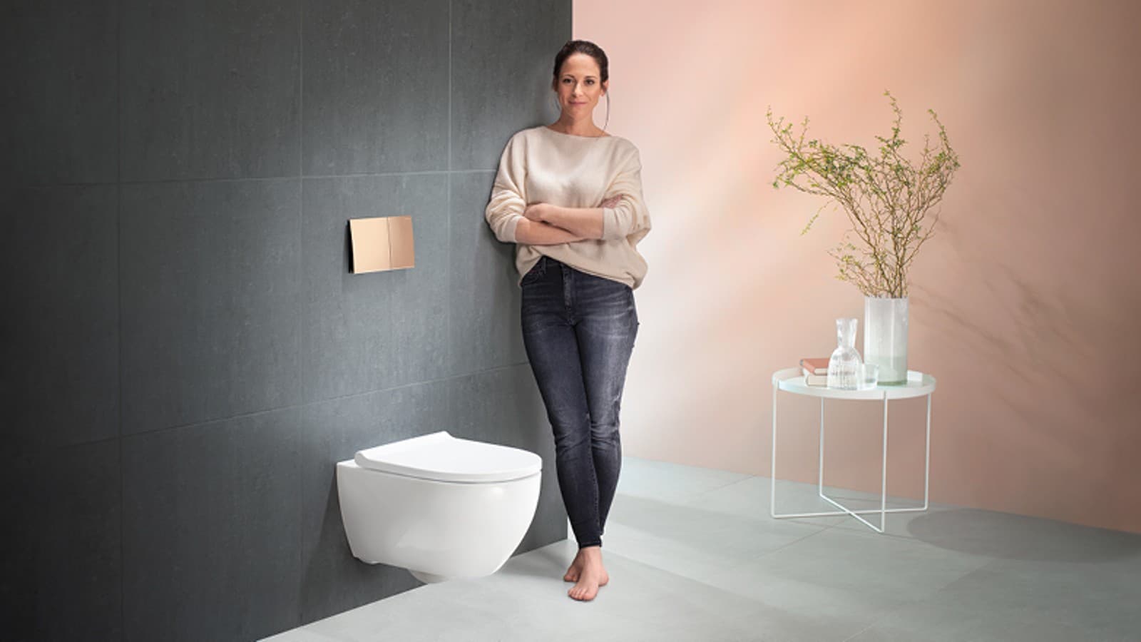 Donna accanto alla toilette Geberit Acanto Donna accanto alla toilette Geberit Acanto