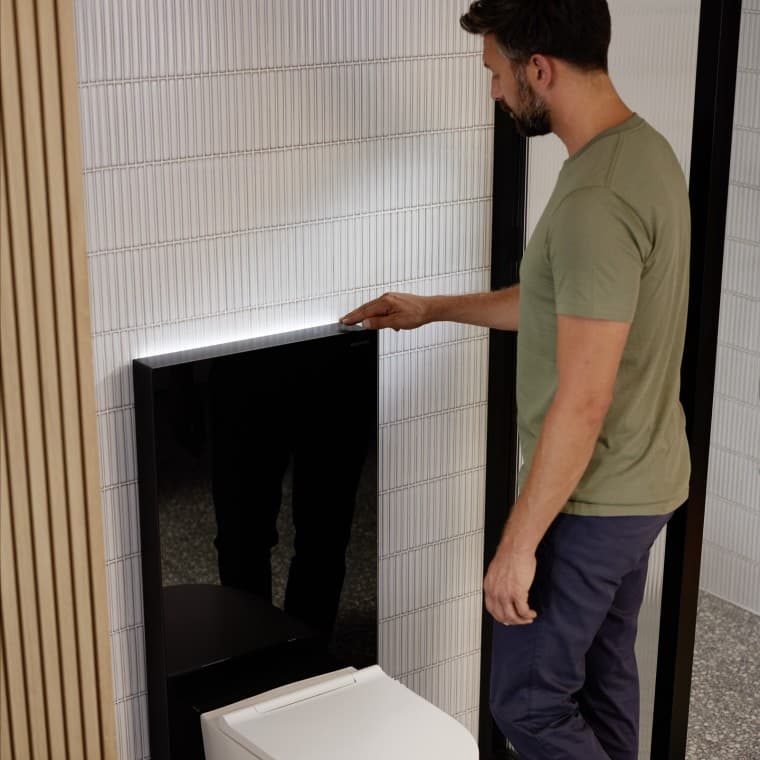 Uomo accanto al modulo sanitario Geberit Monolith Plus Uomo accanto al modulo sanitario Geberit Monolith Plus