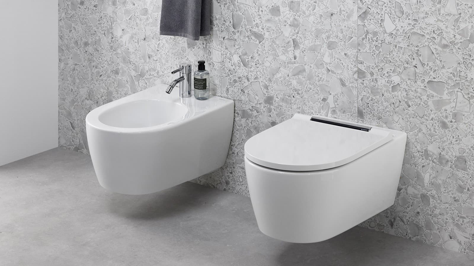 Abbinamento tra bidet Geberit ONE e vaso bidet Geberit AquaClean Sela Abbinamento tra bidet Geberit ONE e vaso bidet Geberit AquaClean Sela