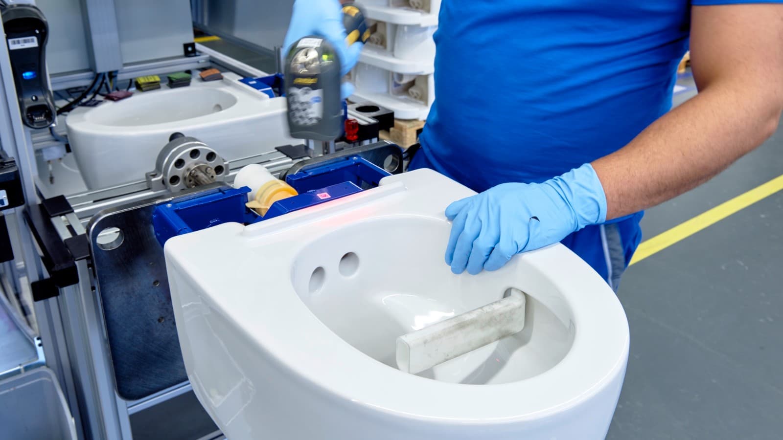 Un collaboratore Geberit lavora su un vaso bidet Geberit AquaClean Mera a Jona Un collaboratore Geberit lavora su un vaso bidet Geberit AquaClean Mera a Jona