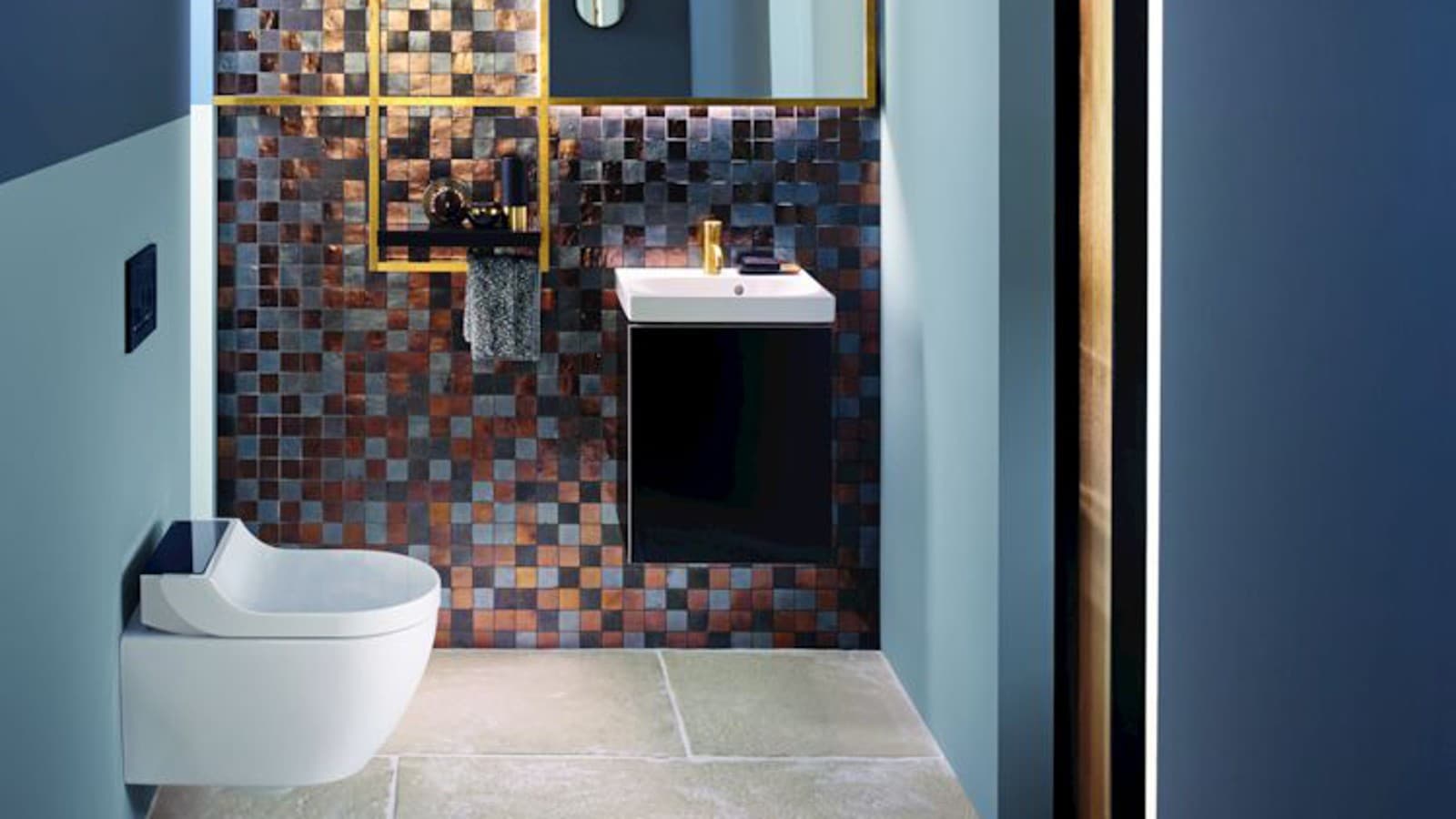 I toni dell'oro e del rame aggiungono calore in bagno I toni dell'oro e del rame aggiungono calore in bagno