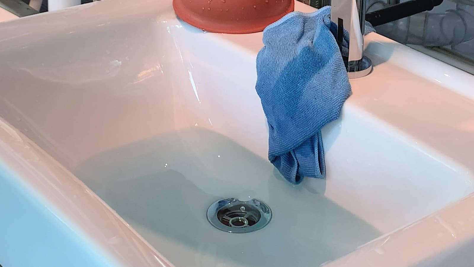 L'acqua defluisce dal lavabo L'acqua defluisce dal lavabo