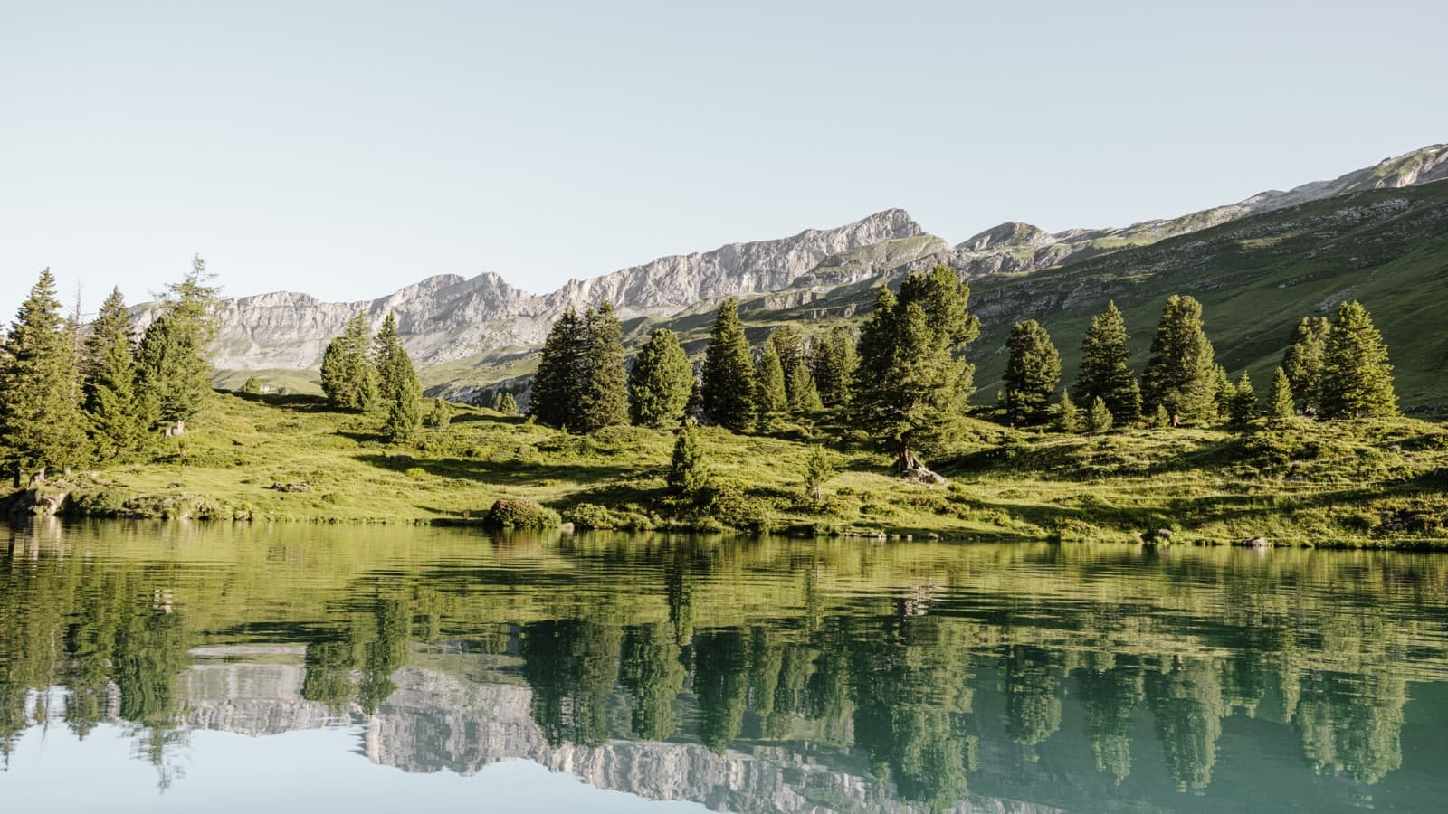 Paesaggio montano con lago Paesaggio montano con lago