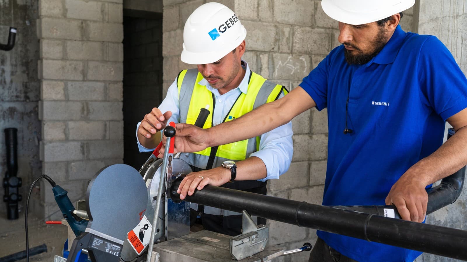 Consulenza e assistenza in cantiere Il team Geberit ha supportato il progetto per tutta la sua durata. Gli installatori sono stati formati in modo completo sull’utilizzo del prodotto, garantendo installazioni corrette ed efficienti. Consulenza e assistenza in cantiere Il team Geberit ha supportato il progetto per tutta la sua durata. Gli installatori sono stati formati in modo completo sull’utilizzo del prodotto, garantendo installazioni corrette ed efficienti.