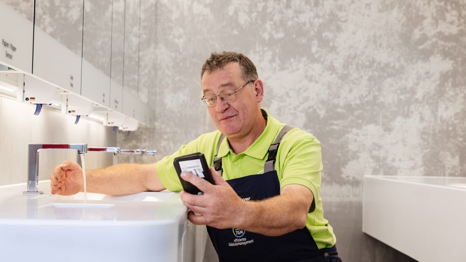 Controllo diretto del rubinetto del lavabo tramite Bluetooth Controllo diretto del rubinetto del lavabo tramite Bluetooth