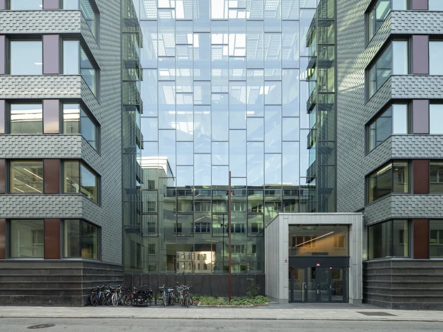 Tre sezioni dell’edificio, precedentemente separate, sono state unite da un cortile interno condiviso, dando vita a un nuovo insieme armonioso (© baraBild) Tre sezioni dell’edificio, precedentemente separate, sono state unite da un cortile interno condiviso, dando vita a un nuovo insieme armonioso (© baraBild)