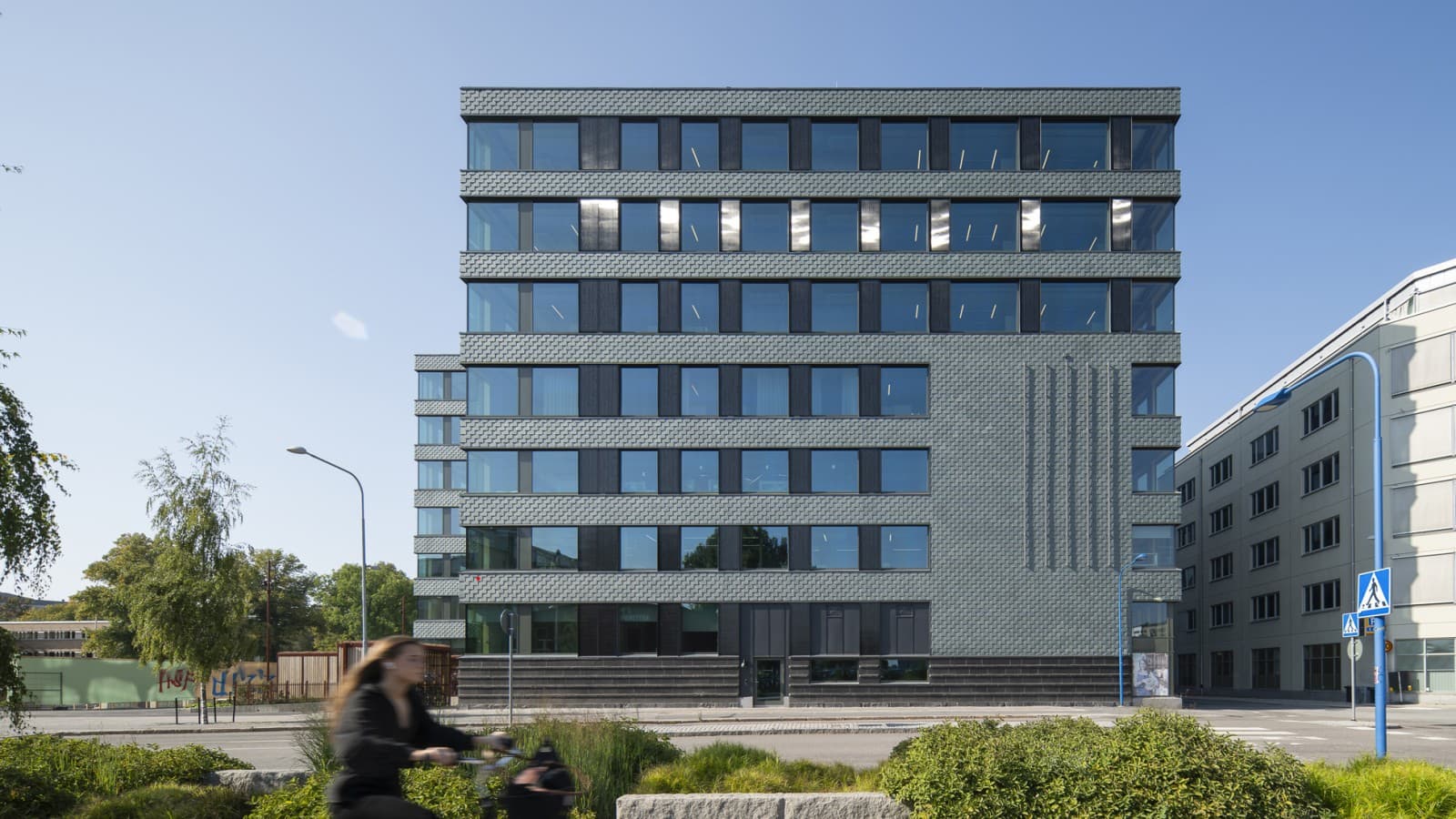 La facciata, realizzata in ardesia e dotata di pannelli solari integrati, garantisce un’elevata efficienza energetica (© baraBild) La facciata, realizzata in ardesia e dotata di pannelli solari integrati, garantisce un’elevata efficienza energetica (© baraBild)