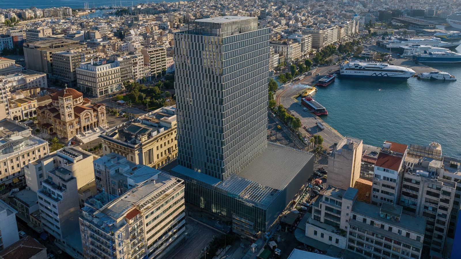 Una nuova veste per il vecchio gigante (© George Fakaros) Una nuova veste per il vecchio gigante (© George Fakaros)