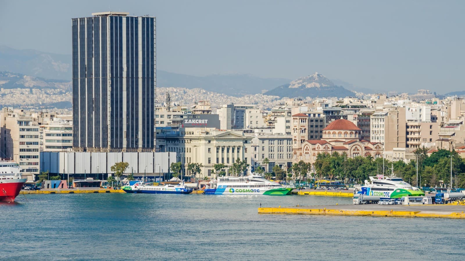Così appariva prima dei recenti lavori di ristrutturazione: praticamente inutilizzata, la torre si ergeva come un punto di riferimento e al tempo stesso come un simbolo della memoria urbana nel quartiere del Pireo (© Iaranik / Alamy). Così appariva prima dei recenti lavori di ristrutturazione: praticamente inutilizzata, la torre si ergeva come un punto di riferimento e al tempo stesso come un simbolo della memoria urbana nel quartiere del Pireo (© Iaranik / Alamy).