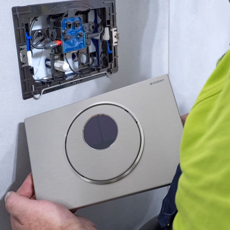 Installazione della placca di comando Geberit Sigma10 Installazione della placca di comando Geberit Sigma10