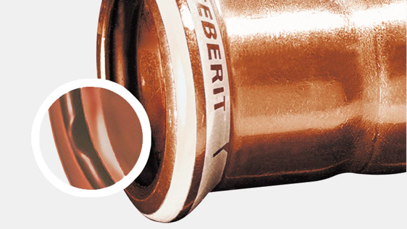 Raccordo Geberit Mapress Rame con un indicatore ottico di pressatura bianco e O-ring nero Raccordo Geberit Mapress Rame con un indicatore ottico di pressatura bianco e O-ring nero